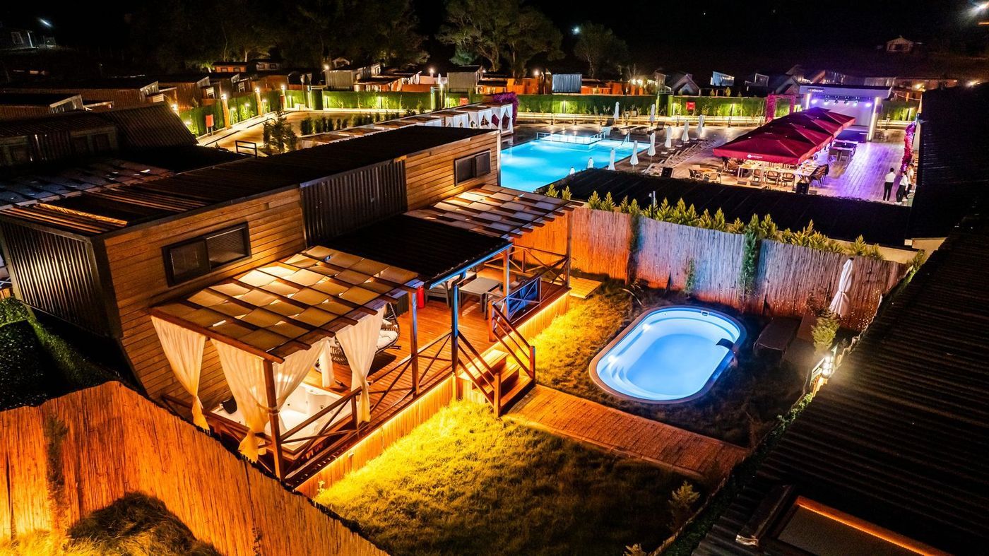 Ortak havuz, restoran ve gece manzarası